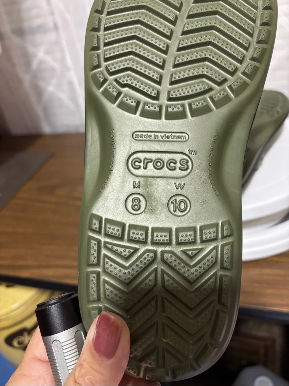 CROCS Crocband Printed MENS 8 Women’s 10 Flip Flop Sandal Green/Black camo NWT